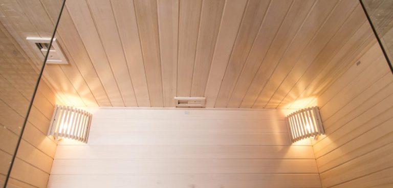Luci con tetto e pareti in legno