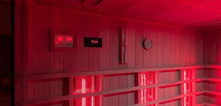 Dettaglio della sauna con pareti in legno