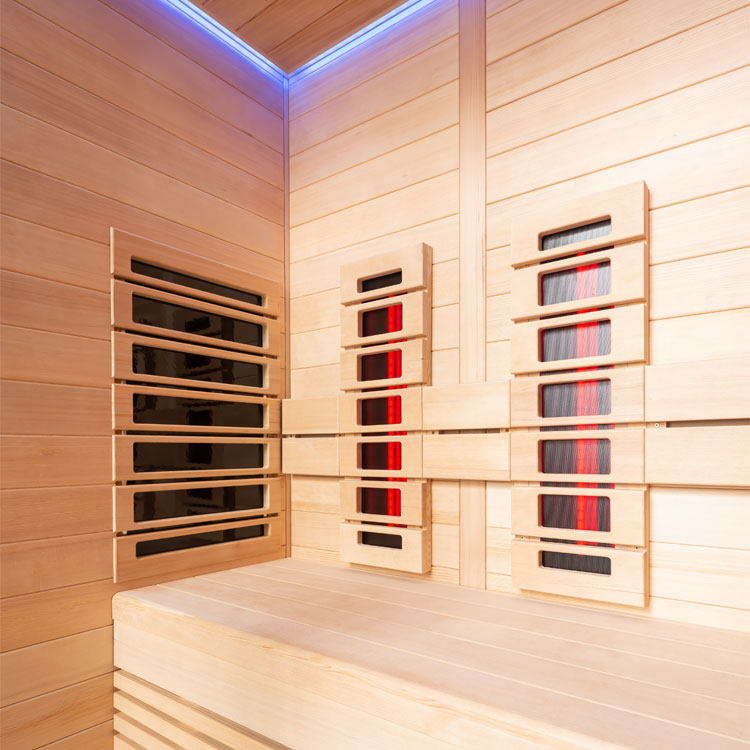 Interno di cabina a infrarossi con panca in legno e pannelli riscaldanti per il relax